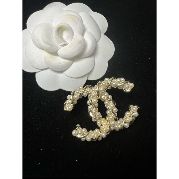 Cc twisted gold tone faux pearl chanel brooch pin - Picture 1 of 7